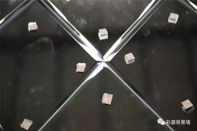 墙上挂镜子上玻璃胶怎么处理,墙壁上装大镜子一定要打玻璃胶吗