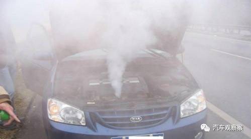 行驶中突然熄火发动机舱有冒烟,汽车行驶过程中冷却液故障灯亮了