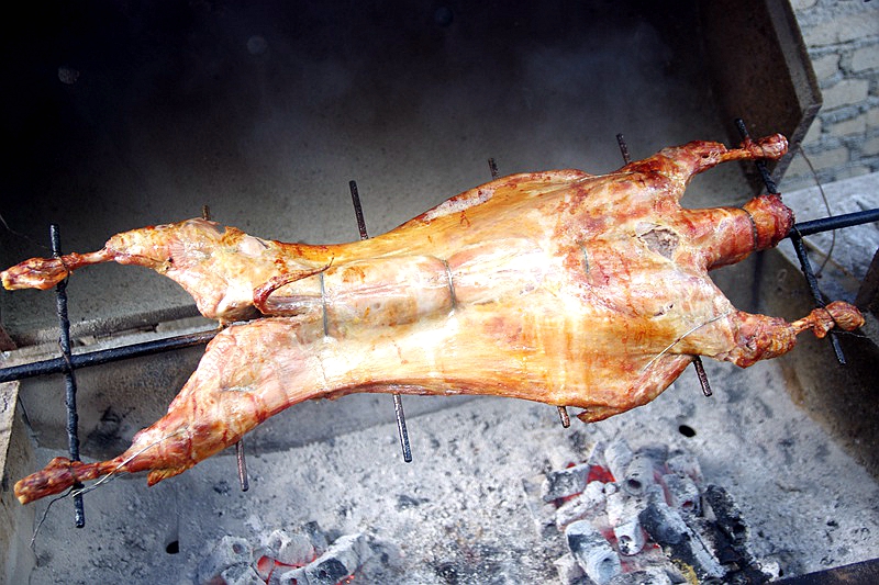 又一只外酥里嫩的烤全羊出炉了,这家的烤全羊最好吃又香又脆