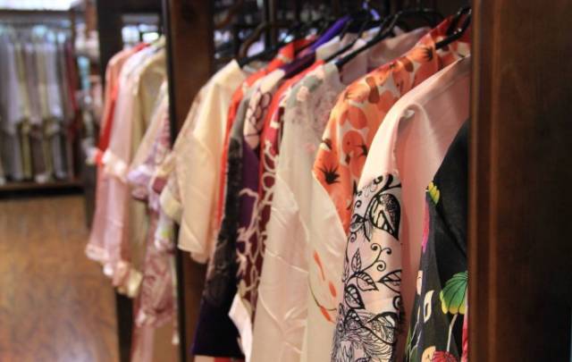 白色衣服的顽固发霉污渍如何清除,衣服发霉异味怎么清洗方法最简单