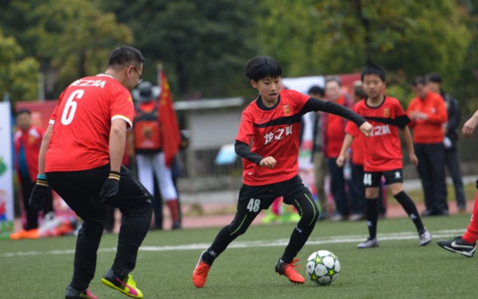 为促进校园足球运动蓬勃发展龙之队球迷会走进校园助力国足破韩