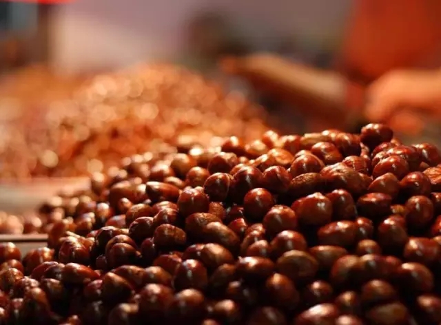 卖栗子月收入,90后小伙摆摊卖了10年板栗饼