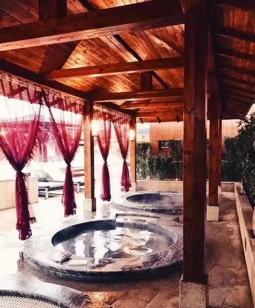 一起泡温泉的奢侈的享受,夏日一起泡温泉