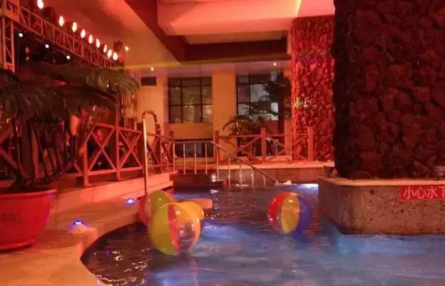 一起泡温泉的奢侈的享受,夏日一起泡温泉