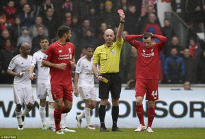 裁判员出示红牌警告有哪些情况,裁判给了自己一张红牌