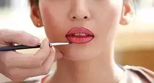 用口红在手上画图案,用手涂口红的正确方法