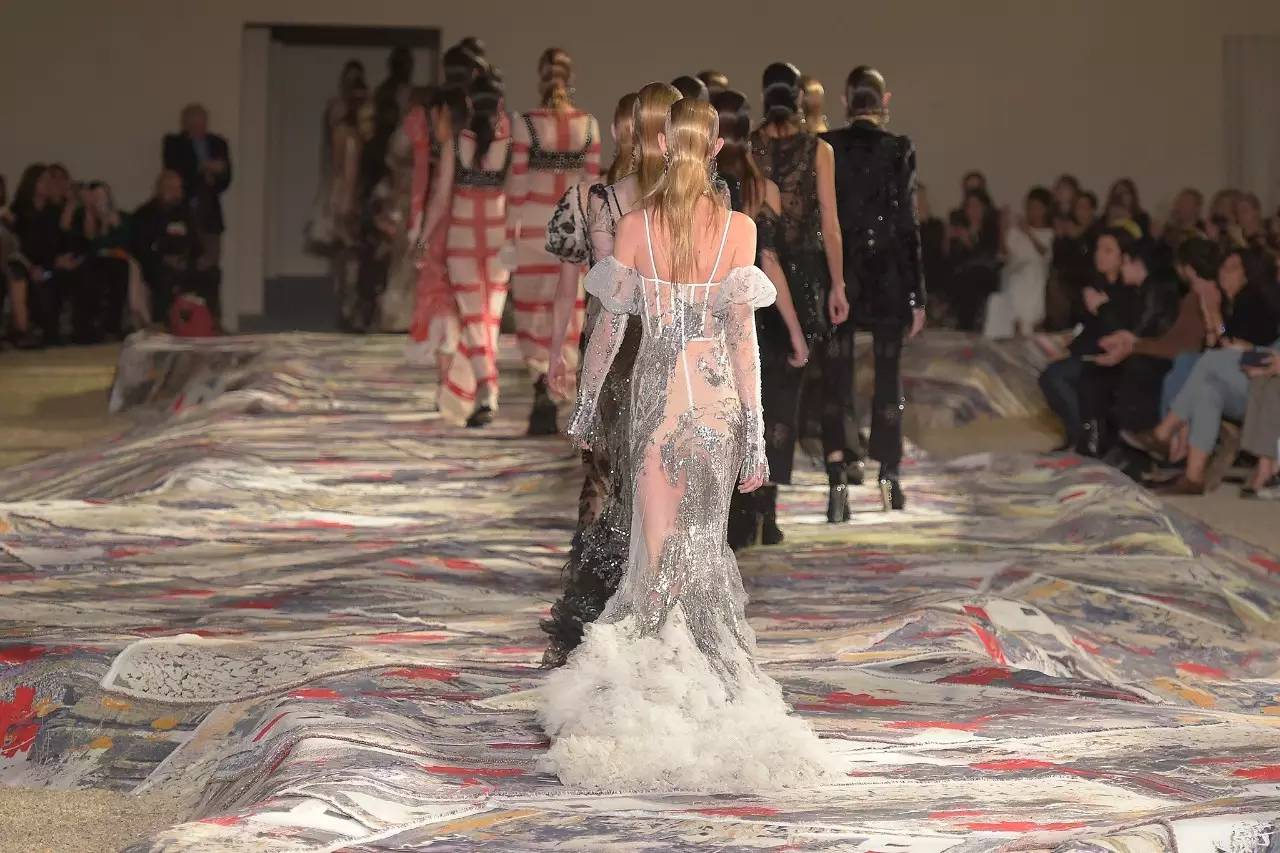 今年的时装周,女生比男生穿的还帅