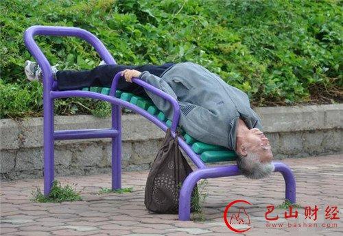 盘点那些奇葩睡觉姿势,奇葩睡觉姿势大全