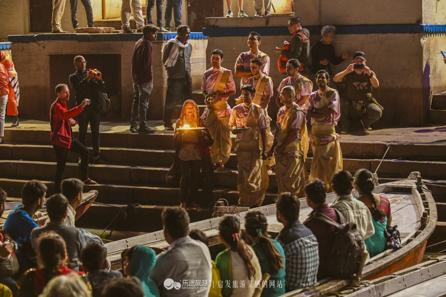 恒河祭祀,恒河夜晚宗教仪式
