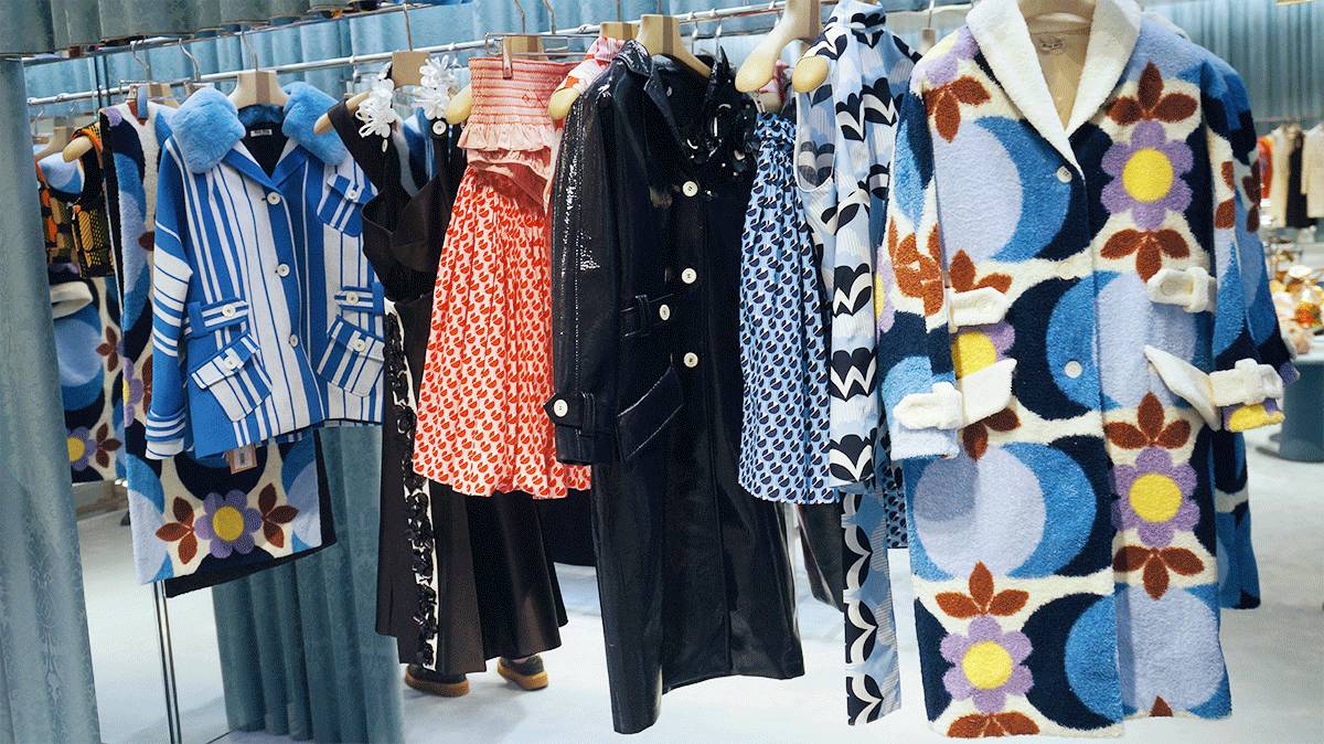 杨幂在泳池边吃苹果,在游泳馆里偶遇杨幂