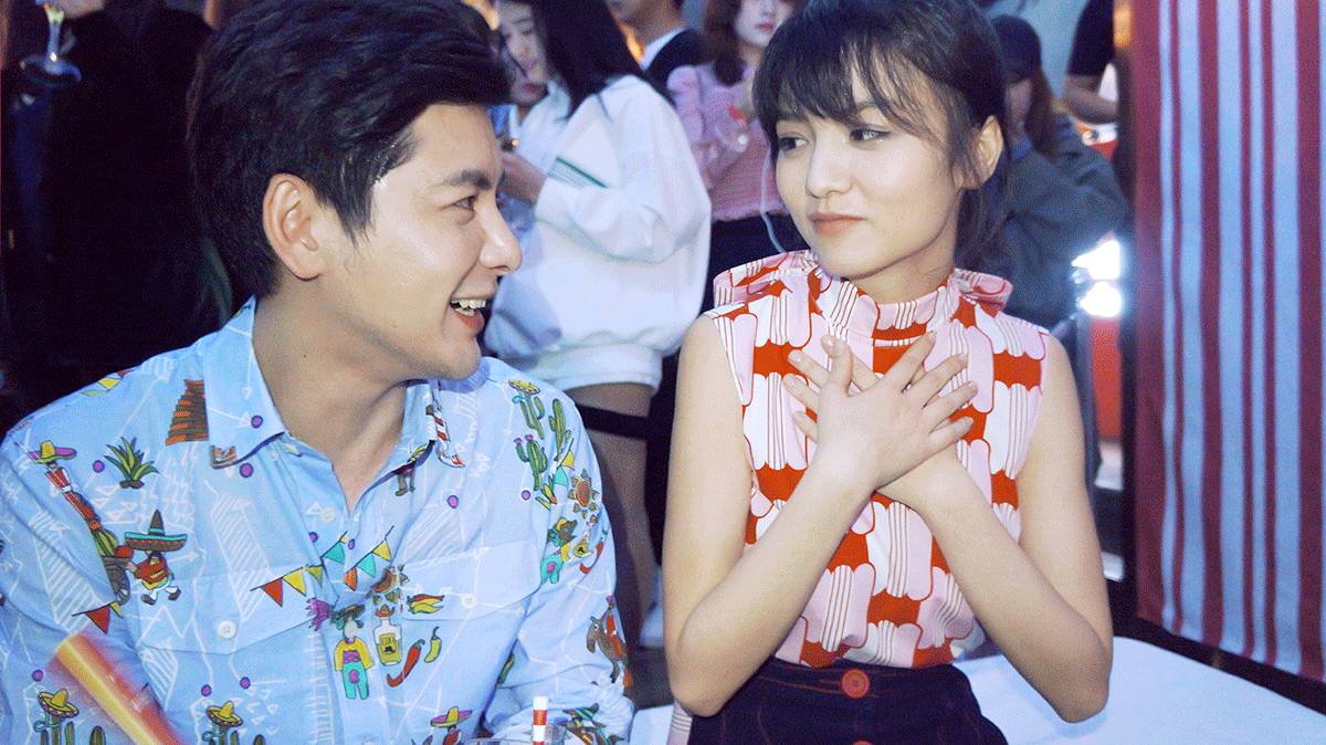 杨幂在泳池边吃苹果,在游泳馆里偶遇杨幂