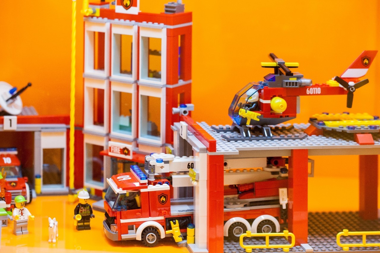 魔都开了大陆首家乐高授权专卖店,积木迷们都疯了!小申手把手,教你怎么买