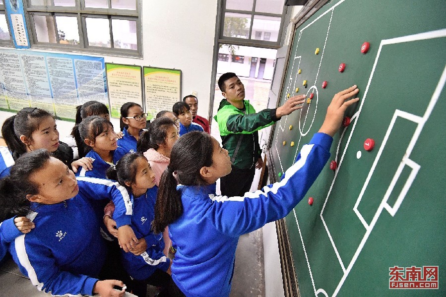 铿锵玫瑰绚丽绽放,铿锵玫瑰绿茵场