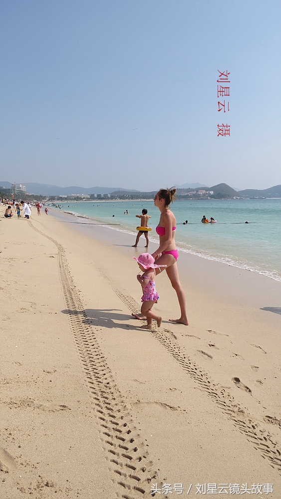 俄罗斯人三亚沙滩享受亲子日光浴好惬意,为人之母的洋妞有苗条的