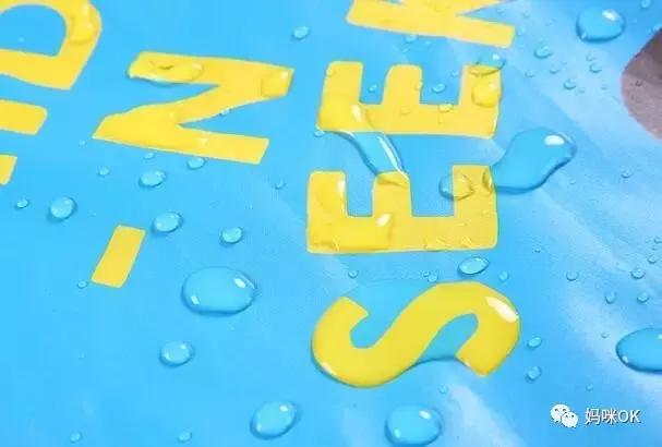 出去玩下雨穿雨衣还是打伞方便,下雨天穿上雨衣出去玩