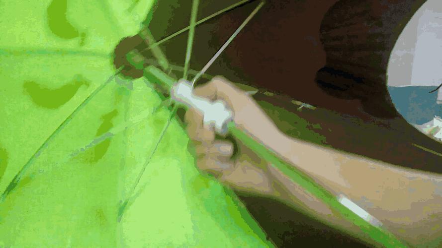 出去玩下雨穿雨衣还是打伞方便,下雨天穿上雨衣出去玩