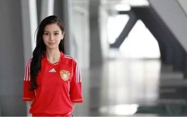 当女球迷穿球衣的时候,她们在穿什么?