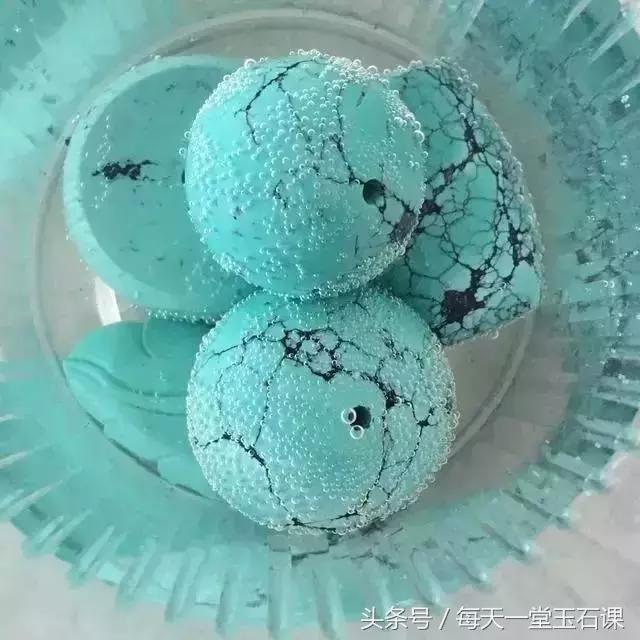 绿松石用酒精泡了一个晚上,绿松石清水洗后凉凉的立马就干了