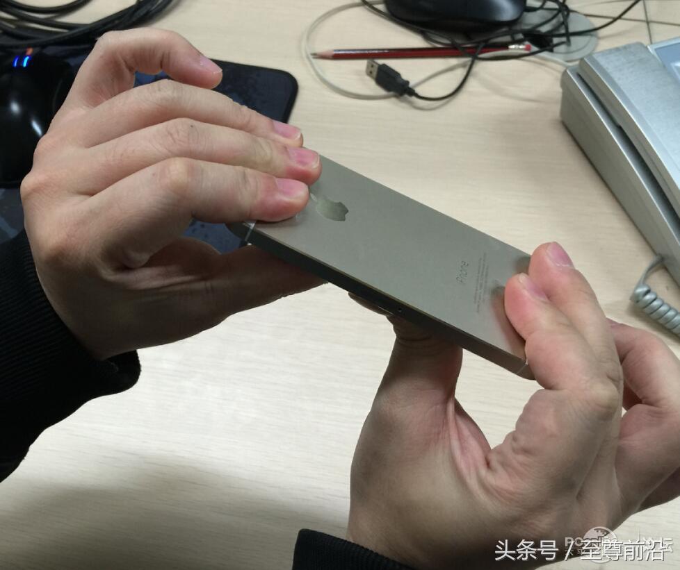 iphone坐弯了,iphone弯了继续使用