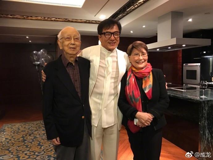 成龙和卢惠光同框,卢惠光成龙决裂