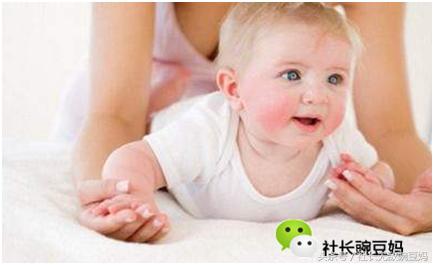 婴儿脸上起小红点还痒怎么回事,婴儿脸上起红点用不用去医院