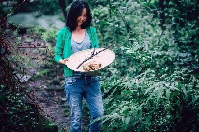 她是“成都第一私房菜美女老板”，与李易峰合作，和方大同录节目