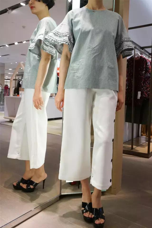 不敢去大牌店试衣服的年轻姑娘，可能永远不知道自己有多美