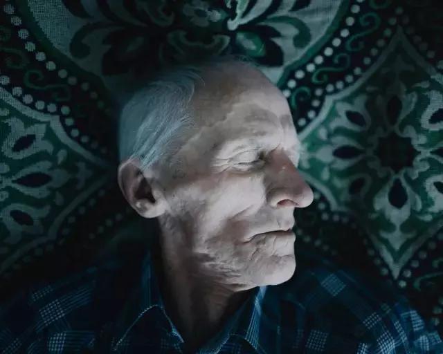 深爱的人最后都要离去,深爱的人走了心空了