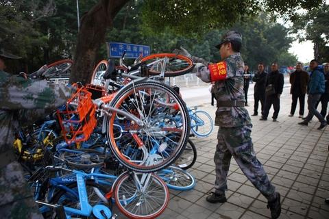 共享单车违停占停车位,共享单车乱停乱放报交警有用吗