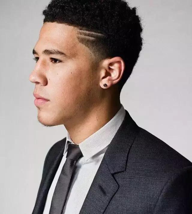 新秀布克格林共同穿过的鞋,布克70分球鞋