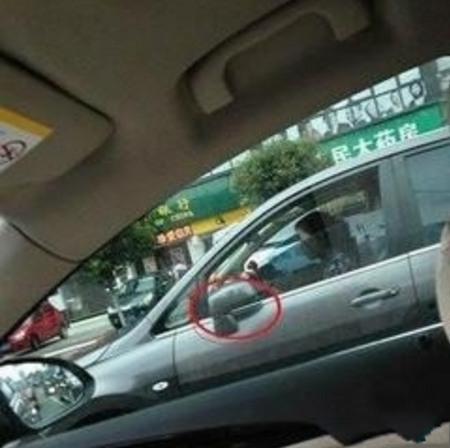 兄弟你穿衣服倒是长点心，这到底是几个意思