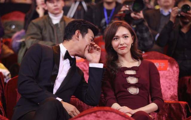 秀恩爱方式千千万！而只有一种爱叫有谢娜的地方就没有张杰的正脸