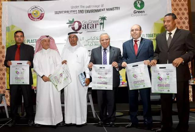 这个从垃圾山中成长起来的印度小伙,为了拯救环境,发明了一款可以吃的塑料袋