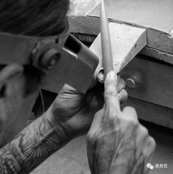 他家的银饰比金贵，却总有人想要挂几斤