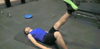 想踢球踢得又高又远,踢球的时候保护膝盖绷带