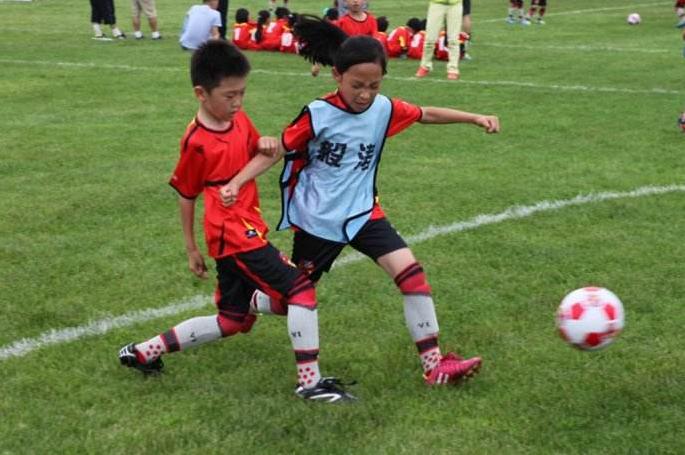 萌娃进球全场欢呼,100个萌娃射门挑战