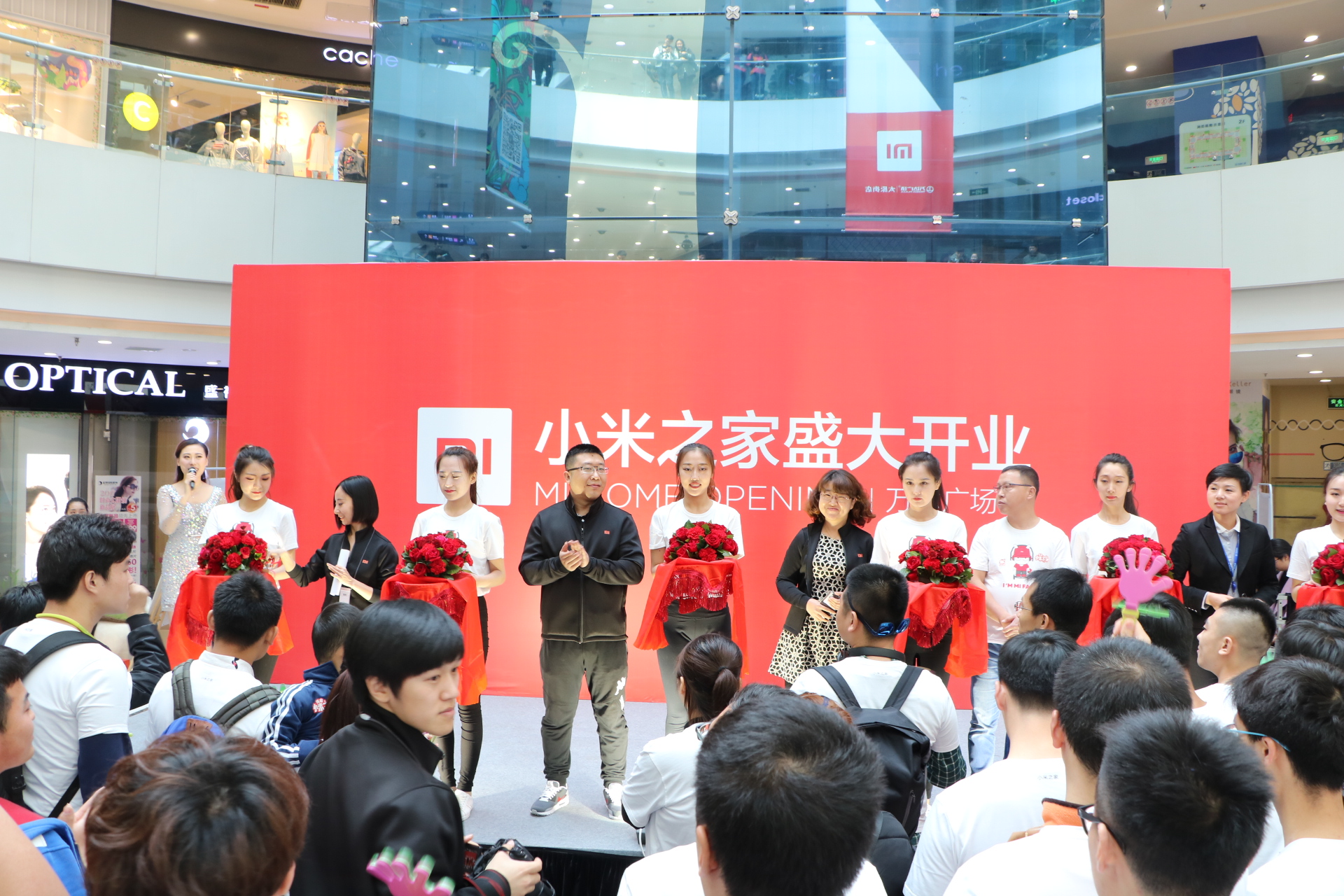 沈阳第二家小米之家开业:店内人多,收银台都挤满了人!