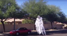 钱没拿到还被打了一顿,钱没挣到把人撞了