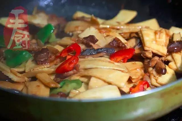 肉香笋鲜的春笋炒五花肉,鲜笋炒五花肉的图片