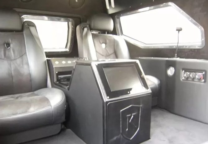 隔壁老王开1500万骑士十五世去洗车，洗车工吓懵了：装甲车做不了