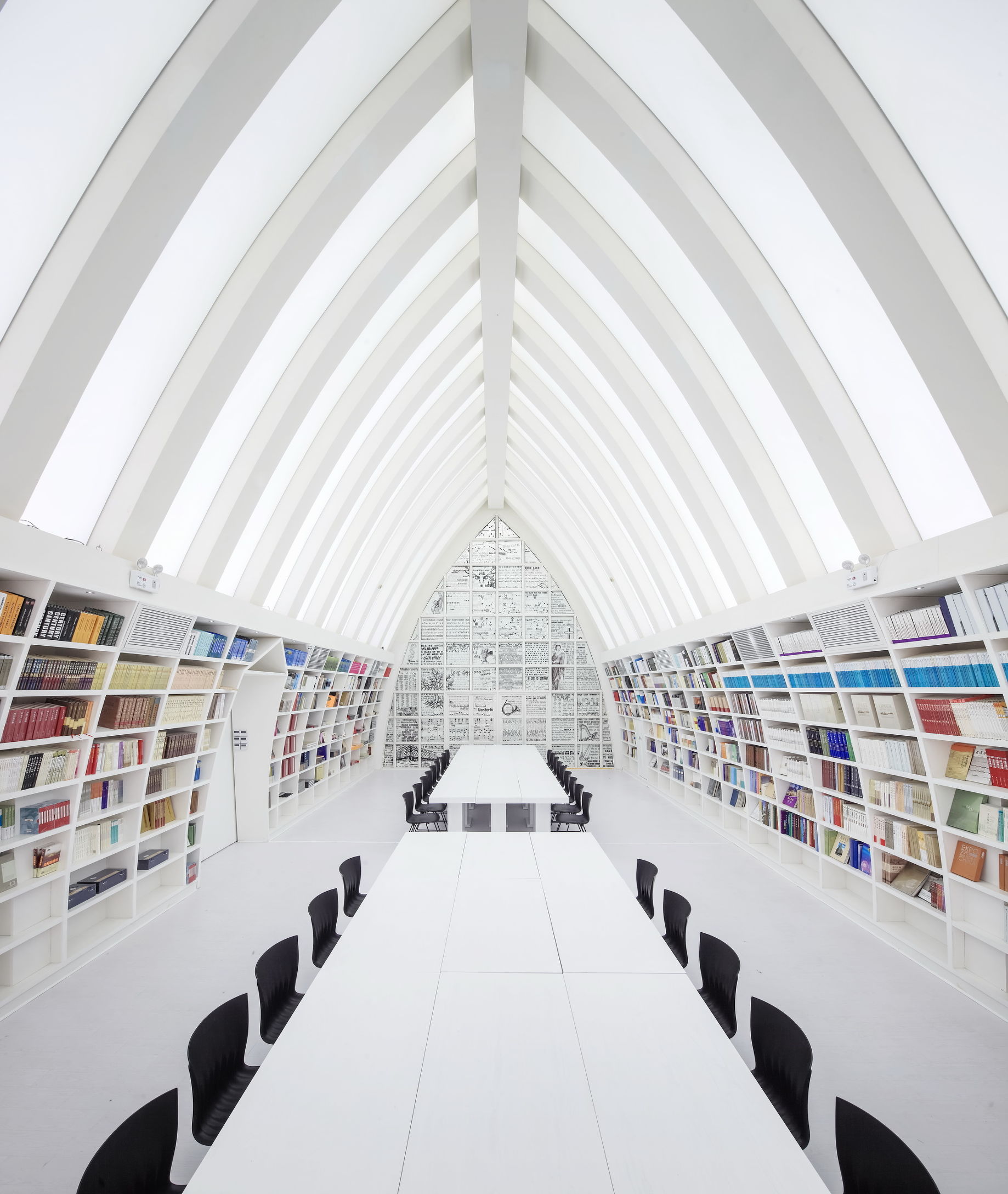 「爱书为书痴，钟书如爱女」钟书阁：让书店美成艺术馆