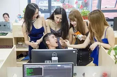 遛狗一年赚200万,帮别人遛狗的一个月可以赚多少