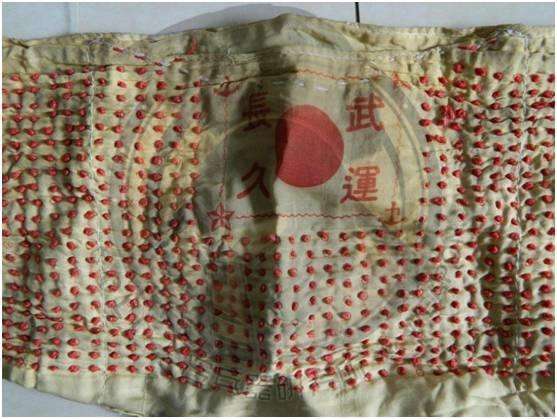 这个国家的士兵都有一件衣物，据说能让*弹子**拐弯，太厉害了！