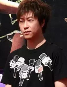 图是认真的，他们的衣橱里只有一件衣服：皮夹克