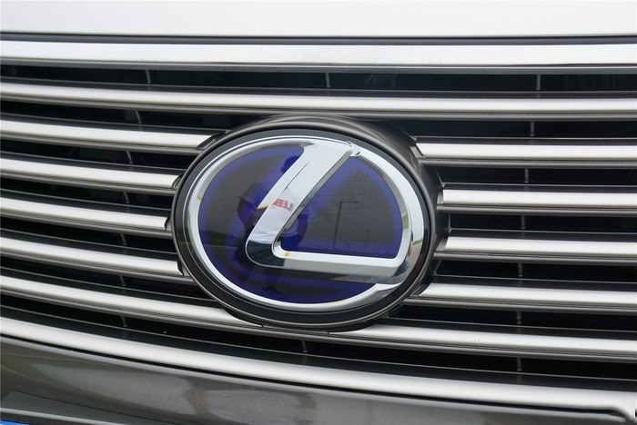 238万的雷克萨斯LS600，能和宝马奔驰对抗的日系车！