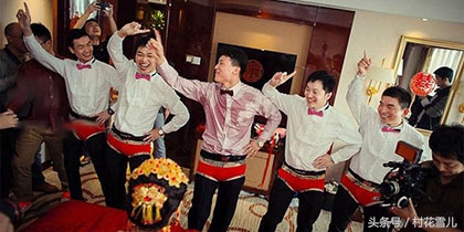 新郎塞了红包伴娘团不开门,新郎给伴娘塞红包却还不开门