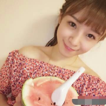 女生生西瓜,妹子吃冰镇西瓜拉肚子