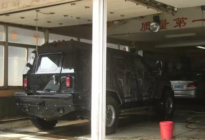 别总因为加不满油就嫌弃这款1500万的豪车了，它也不好洗呀！