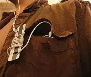 耳机线收束带,耳机线拔出来一点才可以正常使用