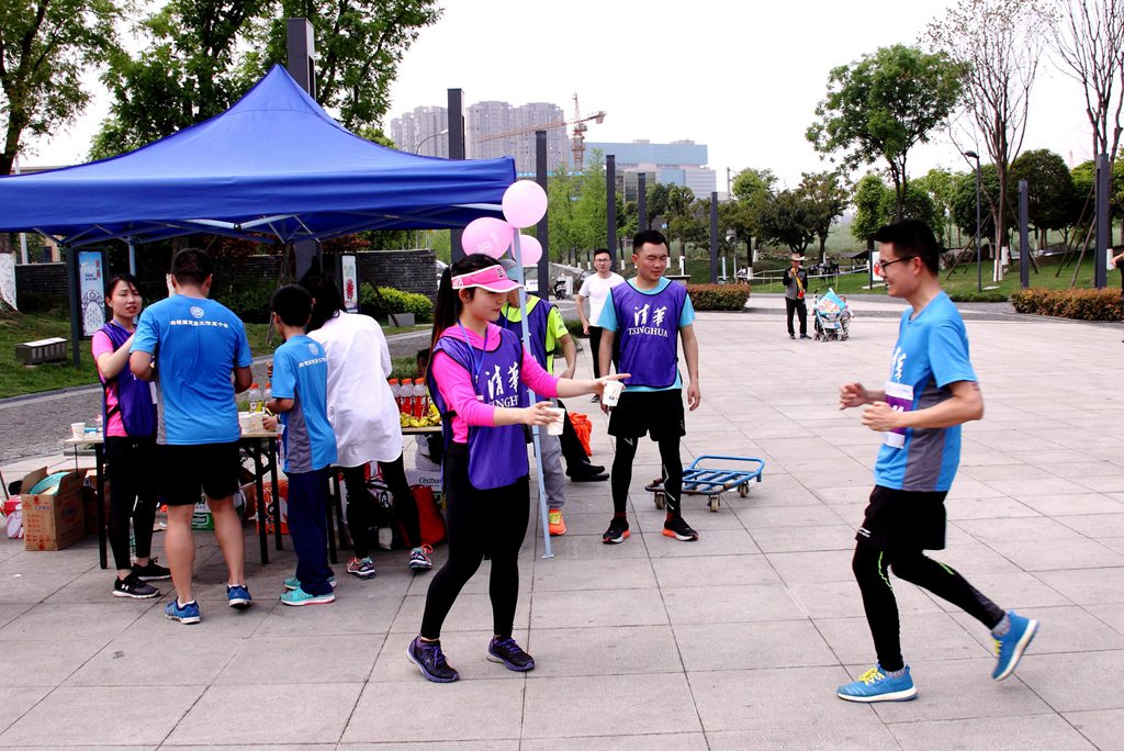 环球同跑迎校庆，清华校友锦城湖畔展英姿（原创）